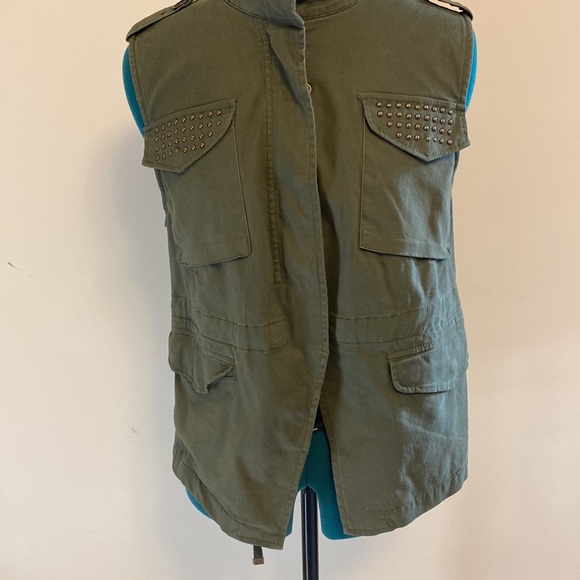 Medium army green cargo vest with zipper or button down option and four pockets - Picture 7 of 10